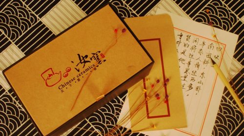 演播室场景中主持人对着镜头讲解体育资讯内容，暖色补光营造专业直播氛围